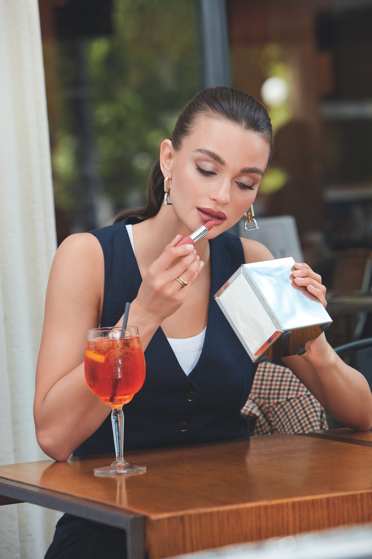 Applica il rossetto direttamente sulle labbra
