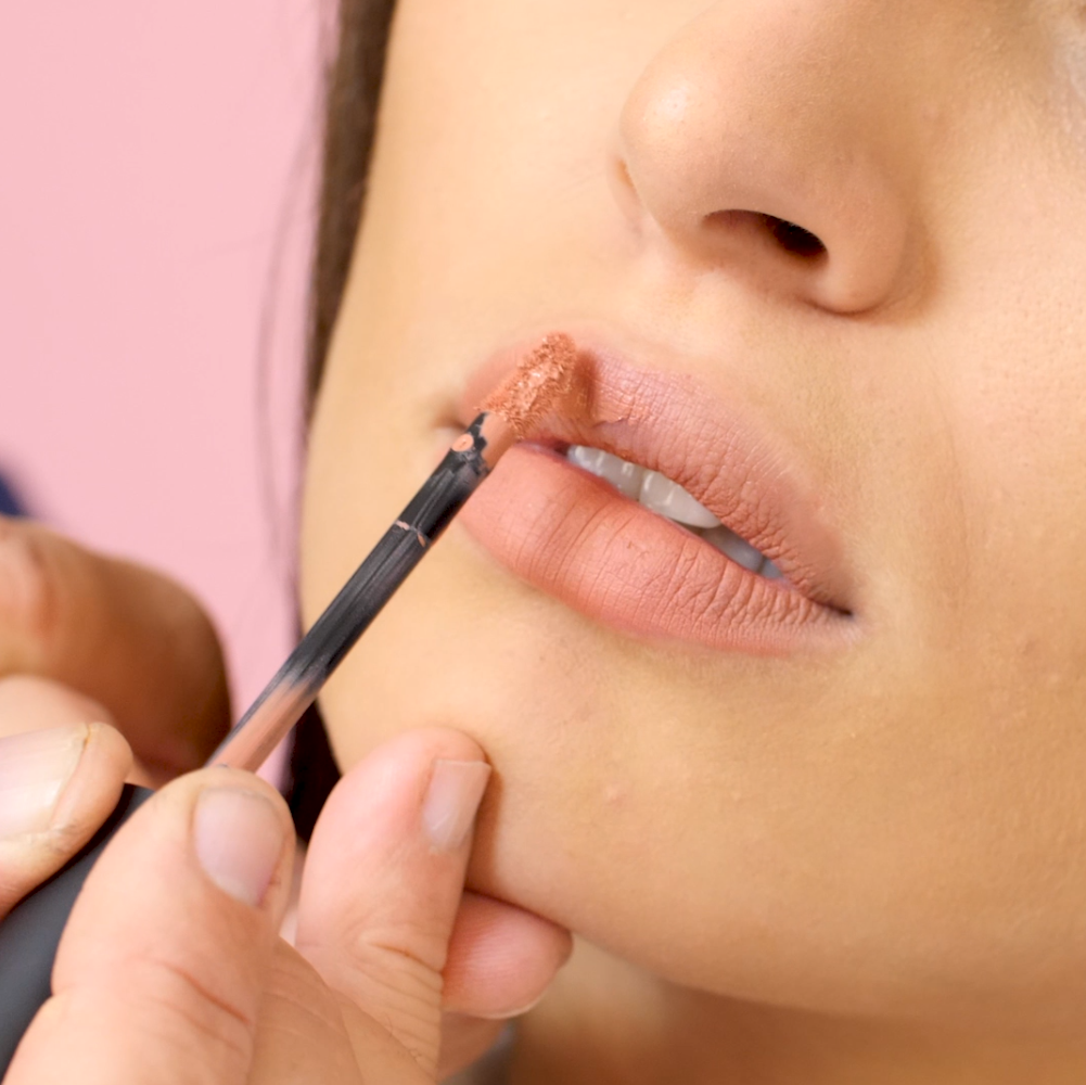 Applica il rossetto con l'apposito applicatore di precisione